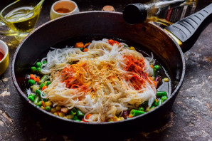 Рисовая лапша с овощами по-китайски